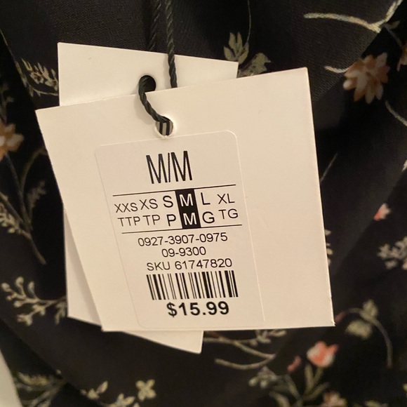 Black floral print cropped tank top. - Picture 7 of 7